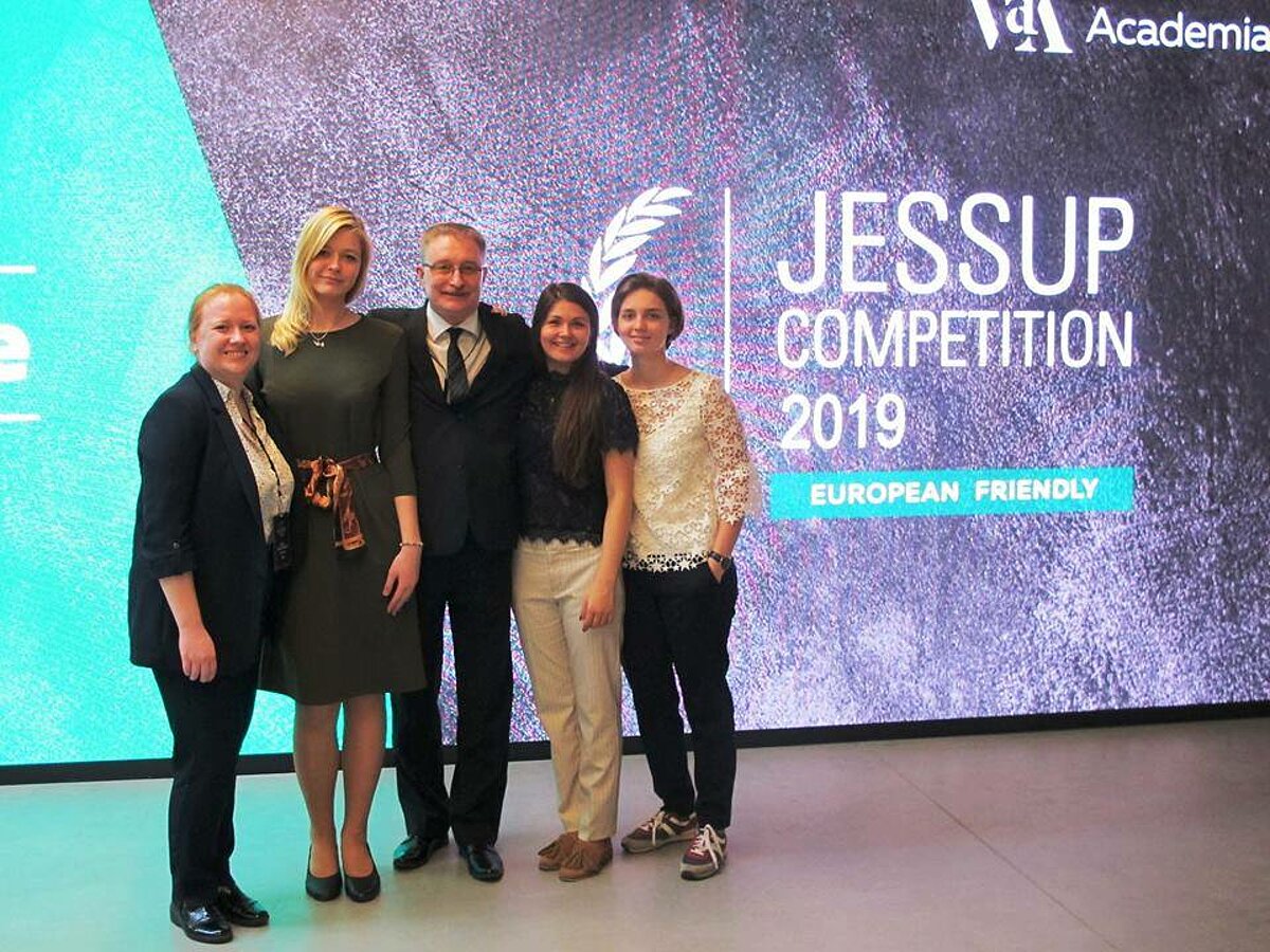Foto: Privātais arhīvs. LU Juridiskās fakultātes koamanda - Maruta Kalpinova, Krista Asmusa, Gabriela Šantare un Elīna Luīze Vītola, treneris - lektors Māris Lejnieks. Jessup International Law Moot Court Competition Eiropas draudzības sacensības (2019.gads)