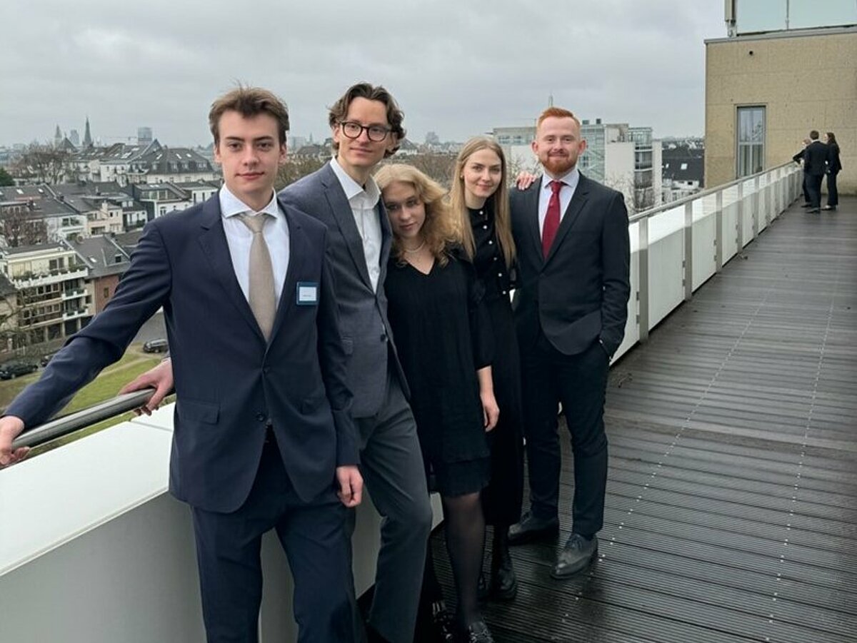 No kreisās: Roberts Gusts, Edvards Ričards Slavinskis, Laura Ivonna Šteinberga, Marta Vīksna un Jurijs Georgs Rusakovs.