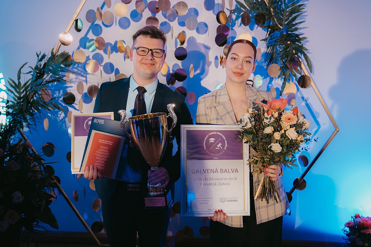 Uzvarētāji - Latvijas Universitātes komanda “In custodia lustitiae” (Evija Velvele, Ņikita Paņins). Foto: Krists Luhaers