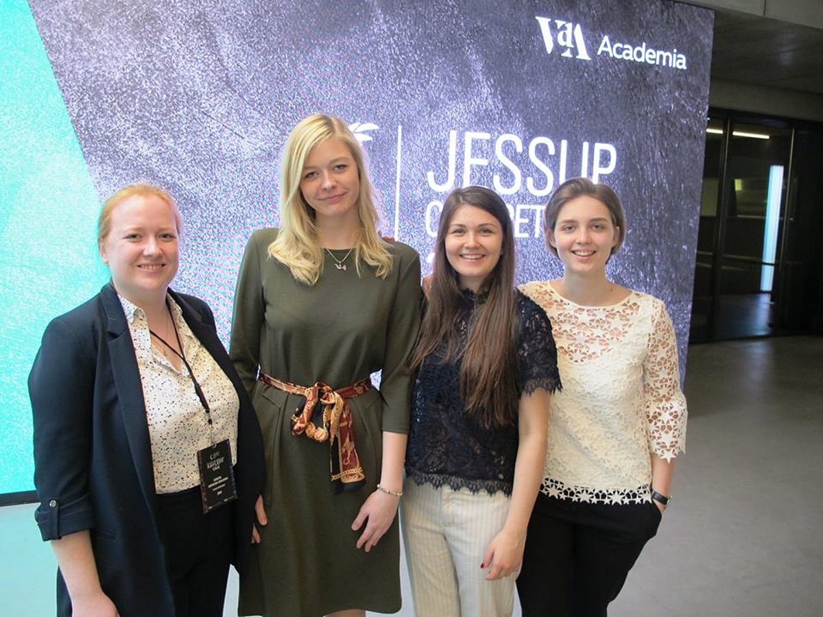 No kreisās: Krista Asmusa-Solanki, Maruta Kalpinova, Elīna Luīze Vītola, Gabriela Šantare. Foto no komandas arhīva.