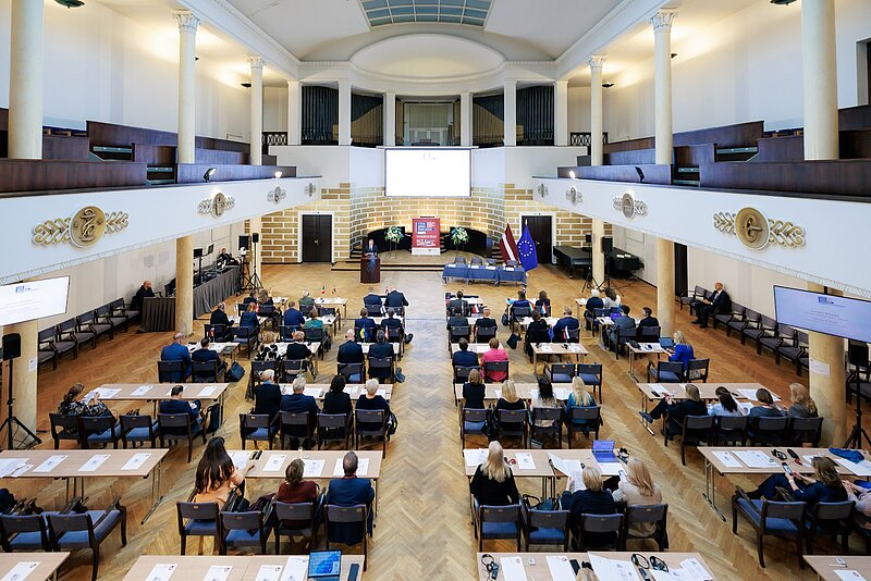 Konferencē “Tiesa ārpus kodeksa” uzsver tiesību zinātnes un prakses mijiedarbību