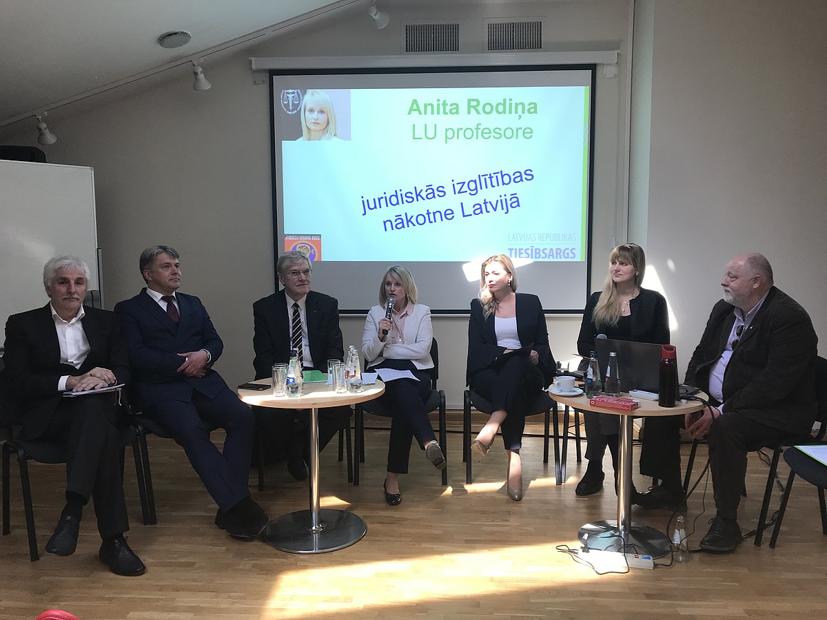 No kreisās: Aivars Borovkovs, Juris Jansons, Tālavs Jundzis, Anita Rodiņa, Irēna Kucina, Arvīds Dravnieks.
