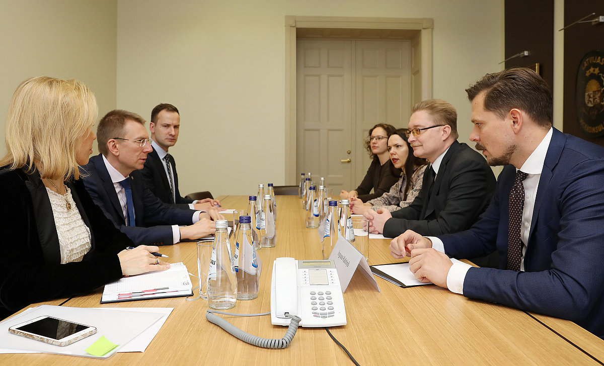 Ārlietu ministrs Edgars Rinkēvičs tiekas ar Starptautisko un Eiropas tiesību neatkarīgo ekspertu padomes locekļiem. Foto: Laura Celmiņa, Ārlietu ministrija
