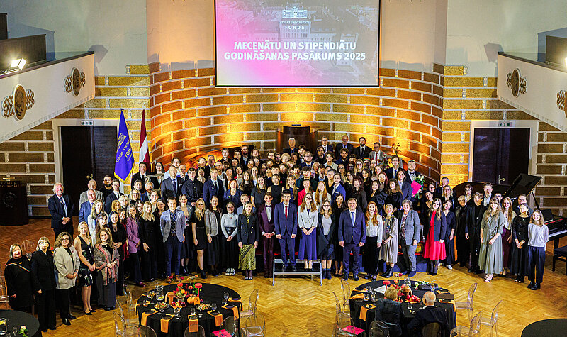 Divpadsmit LU Juridiskās fakultātes studentes saņem LU fonda mecenātu stipendijas