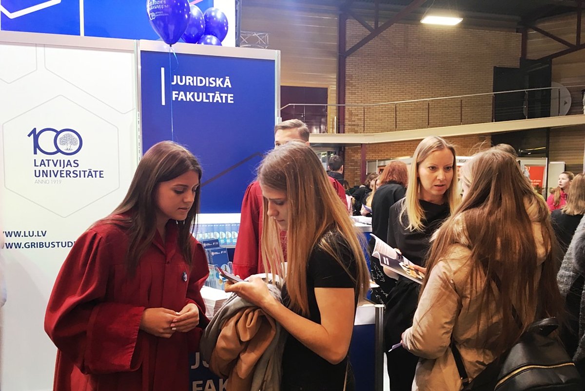 Juridiskās fakultātes pārstāvji konsultē skolēnus izstādē "SKOLA". Foto no LU JF arhīva.
