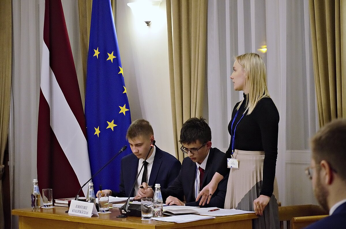 LU Juridiskās fakultātes studentu komanda "Juristi bez kvalifikācijas" (Artūrs Sņegirevs, Leons Podbrezskis, Rēzija Gaujere).