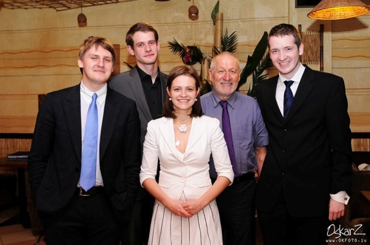 No kreisās: Andris Strazds, Lauris Buls, ELSA Latvija prezidente Lelde Broka, Izspēles patrons Jānis Rozenfelds un Reinis Odiņš. FotoL Oskars Kupics