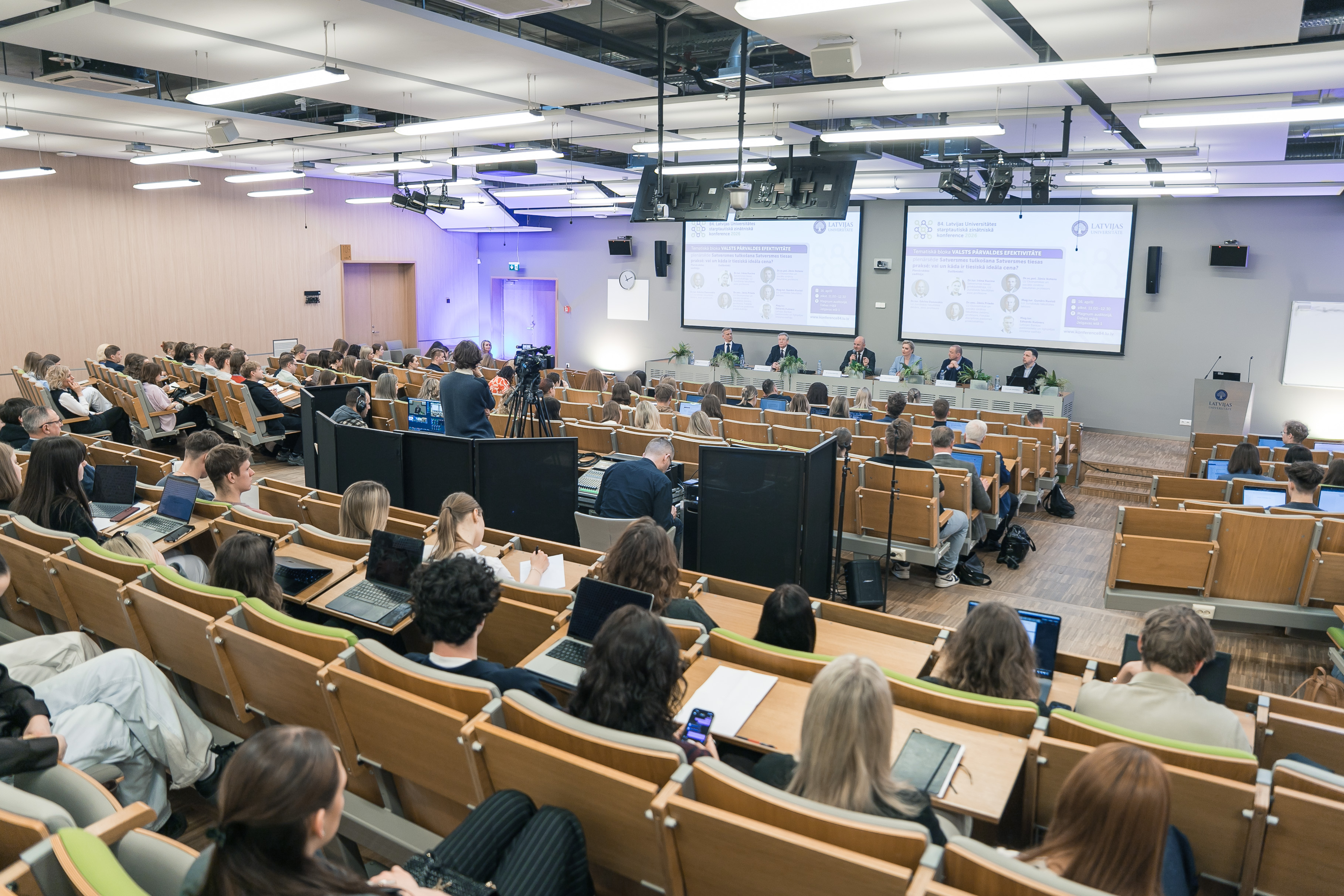 Plenārsēde-paneļdiskusija “Satversmes tulkošana Satversmes tiesas praksē: vai un kāda ir tiesiskā ideāla cena?” 